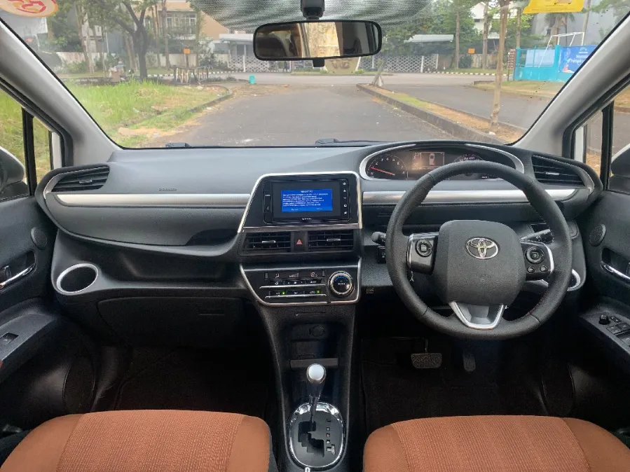 Foto Mobil Bekas Dashboard Toyota Sienta 1.5 Q tahun 2017