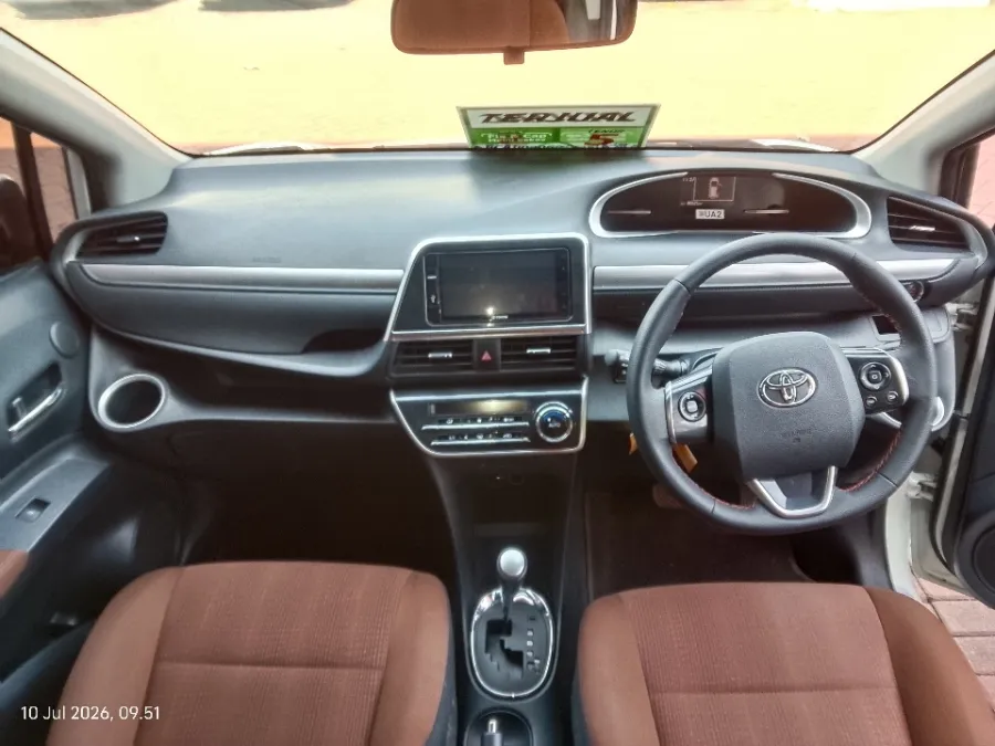 Foto Mobil Bekas Dashboard Toyota Sienta 1.5 Q tahun 2017