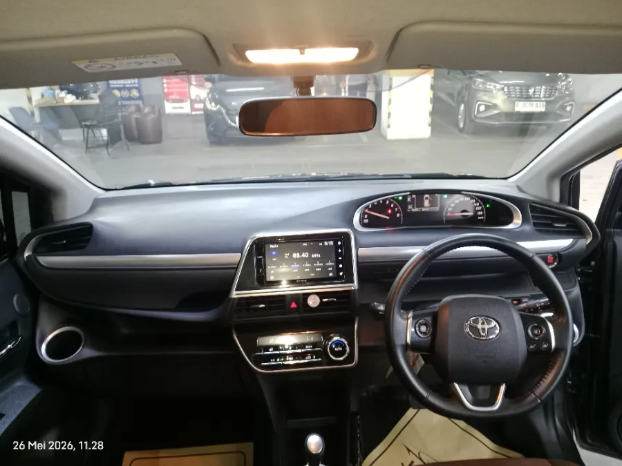 Foto Mobil Bekas Dashboard Toyota Sienta 1.5 Q tahun 2017