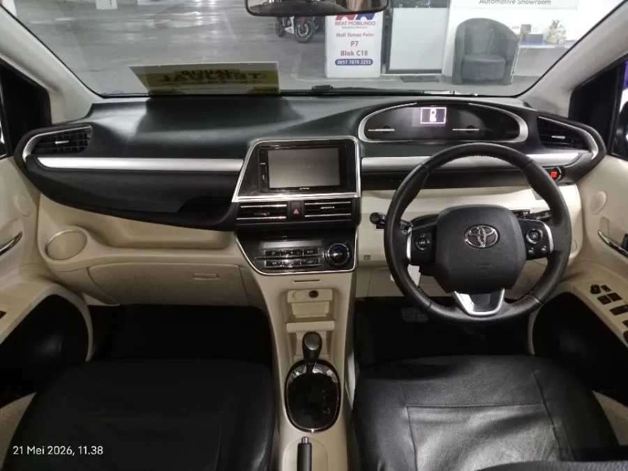 Foto Mobil Bekas Dashboard Toyota Sienta 1.5 Q tahun 2017