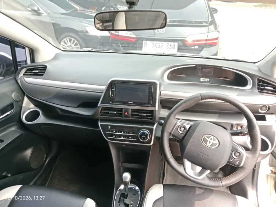 Foto Mobil Bekas Dashboard Toyota Sienta 1.5 Q tahun 2017