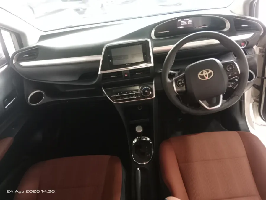 Foto Mobil Bekas Dashboard Toyota Sienta 1.5 Q tahun 2017