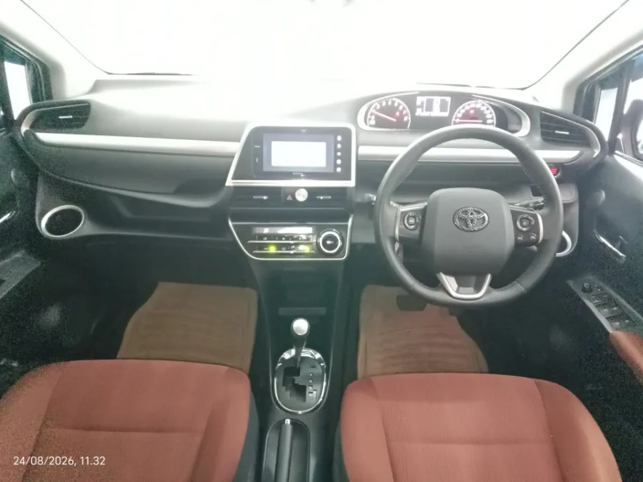 Foto Mobil Bekas Dashboard Toyota Sienta 1.5 Q tahun 2017
