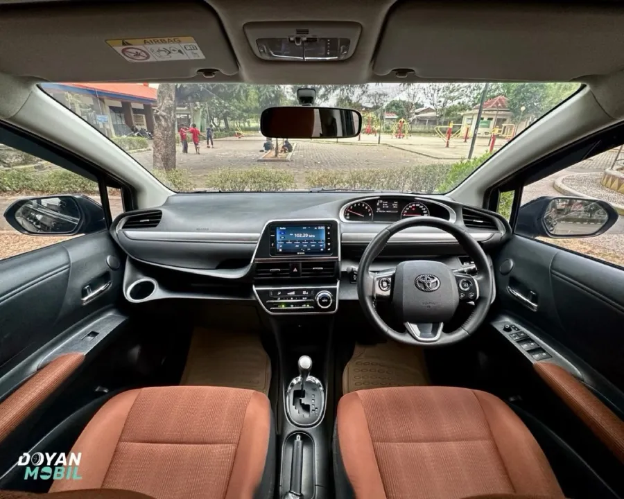 Foto Mobil Bekas Dashboard Toyota Sienta 1.5 Q tahun 2017