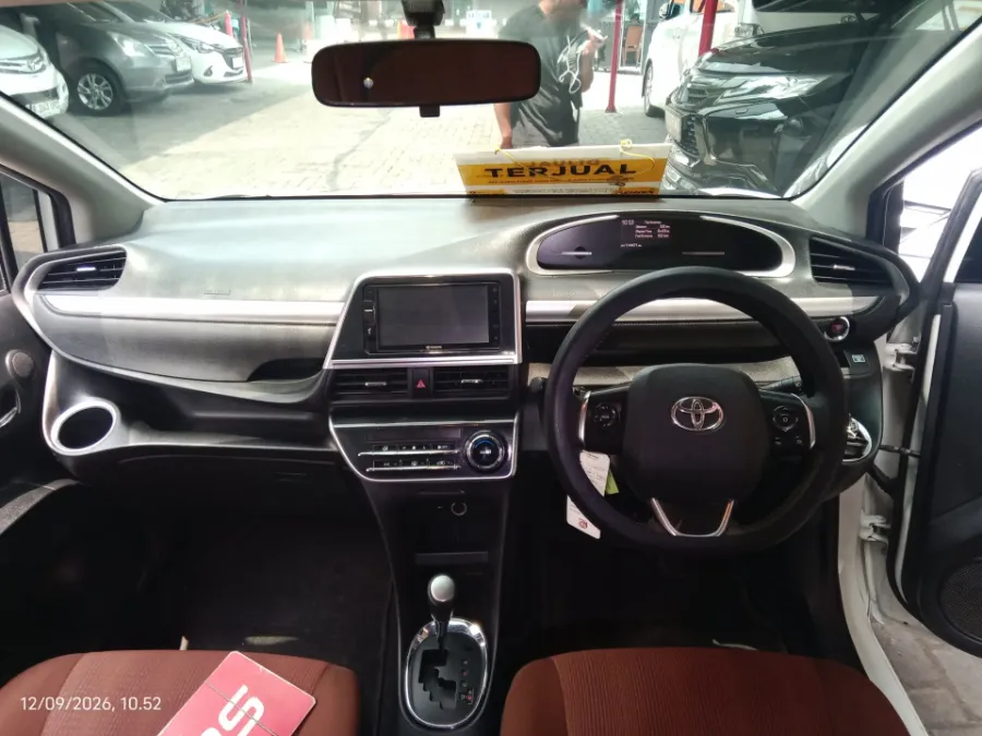 Foto Mobil Bekas Dashboard Toyota Sienta 1.5 Q tahun 2017