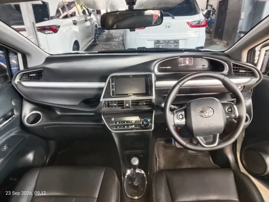 Foto Mobil Bekas Dashboard Toyota Sienta 1.5 Q tahun 2017