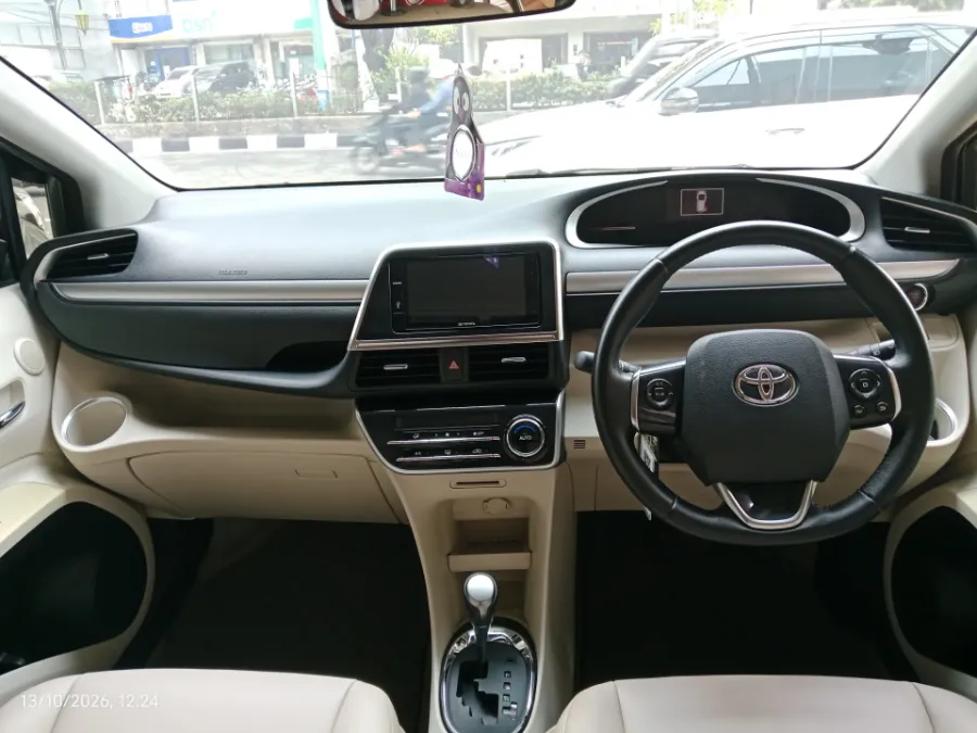 Foto Mobil Bekas Dashboard Toyota Sienta 1.5 Q tahun 2017