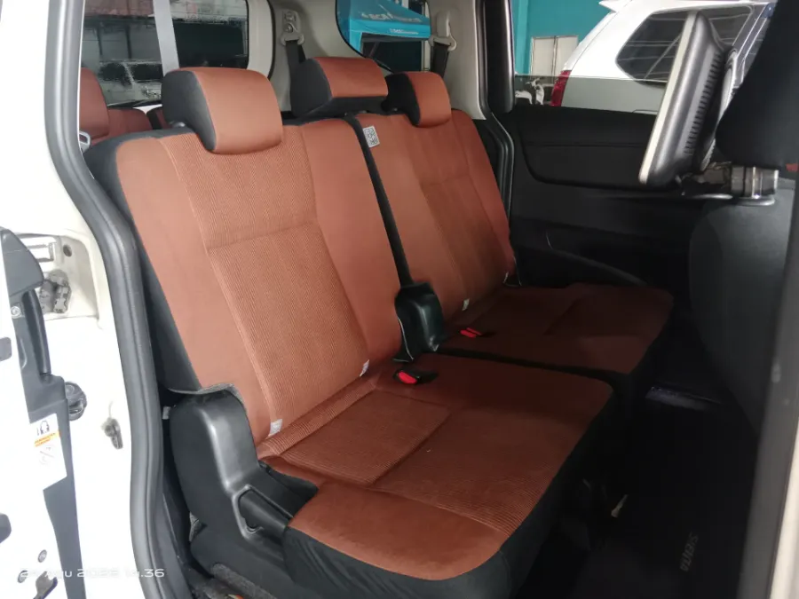 Foto Mobil Bekas Kabin Belakang Toyota Sienta 1.5 Q tahun 2017