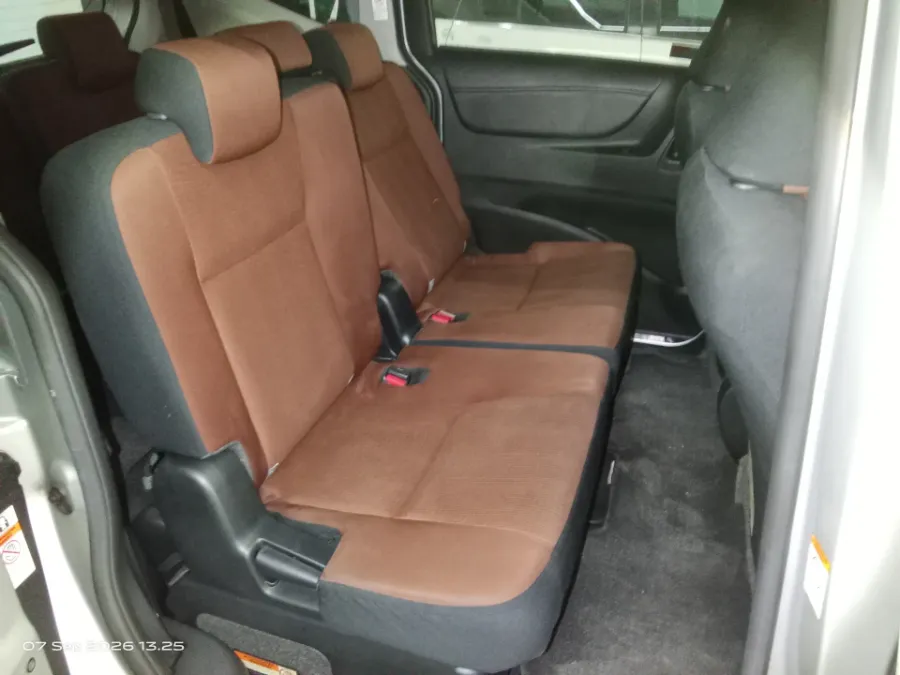 Foto Mobil Bekas Kabin Belakang Toyota Sienta 1.5 Q tahun 2017