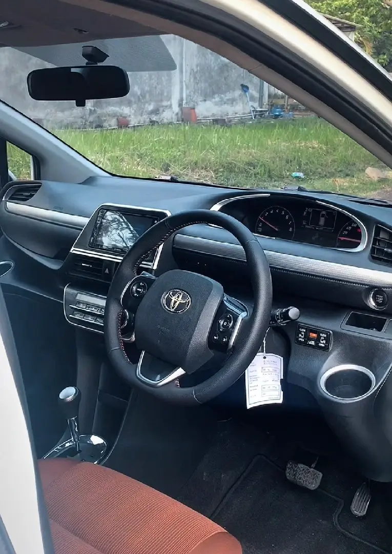 Foto Mobil Bekas Kabin Depan Toyota Sienta 1.5 Q tahun 2017