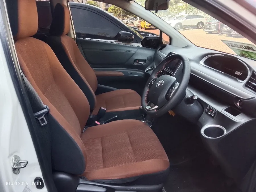 Foto Mobil Bekas Kabin Depan Toyota Sienta 1.5 Q tahun 2017