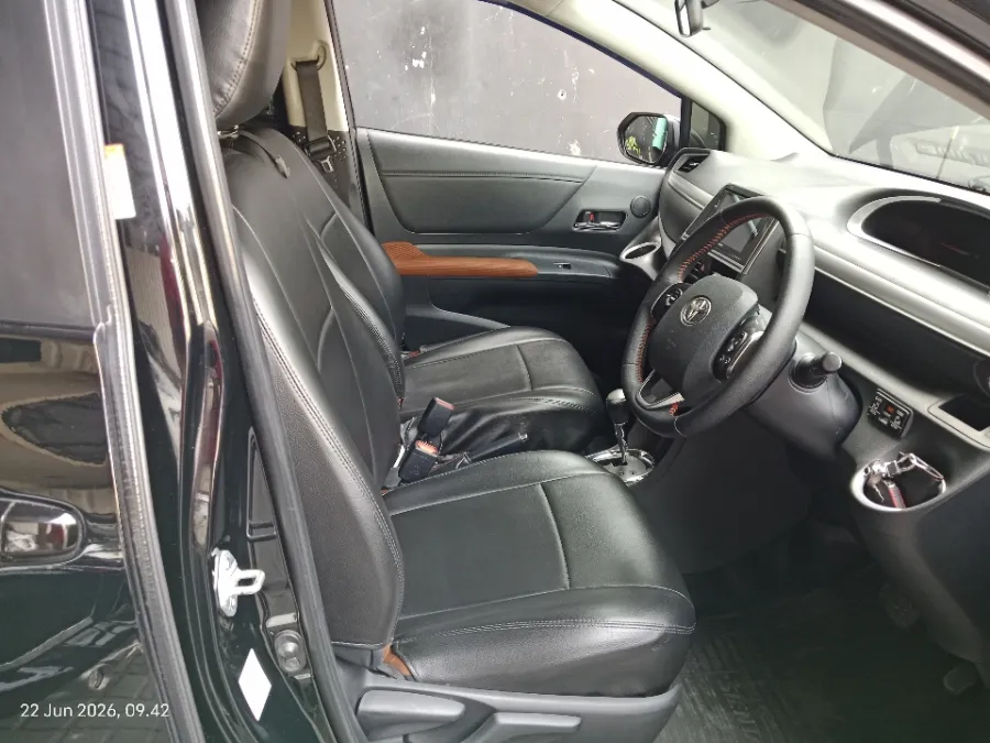 Foto Mobil Bekas Kabin Depan Toyota Sienta 1.5 Q tahun 2017