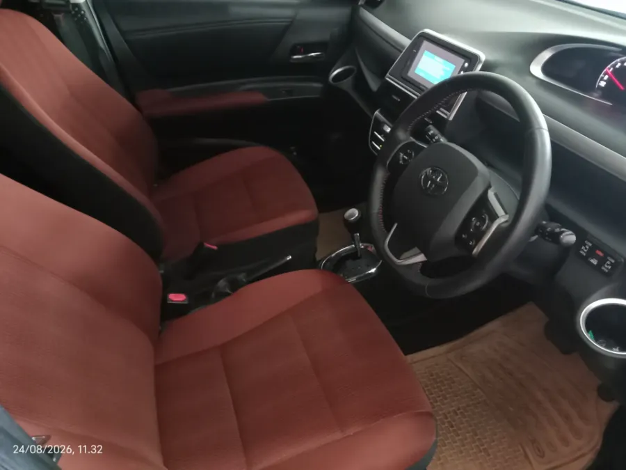 Foto Mobil Bekas Kabin Depan Toyota Sienta 1.5 Q tahun 2017