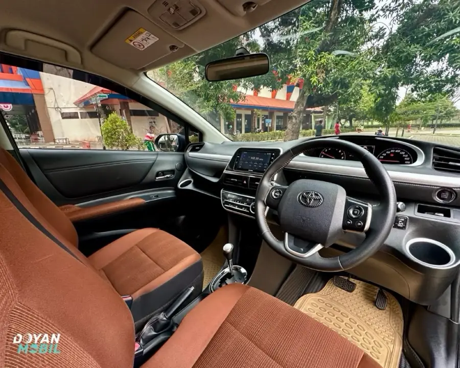 Foto Mobil Bekas Kabin Depan Toyota Sienta 1.5 Q tahun 2017