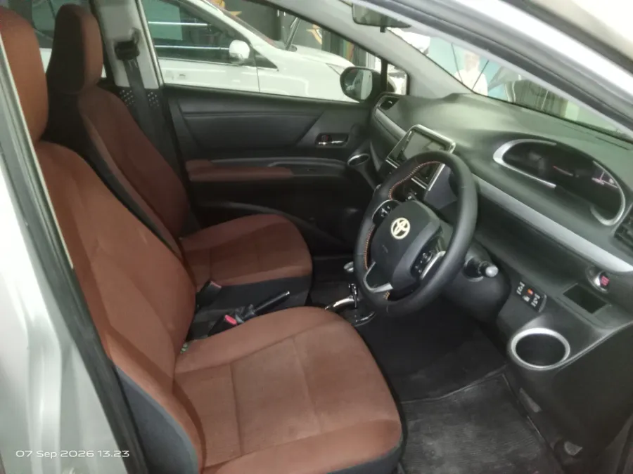 Foto Mobil Bekas Kabin Depan Toyota Sienta 1.5 Q tahun 2017