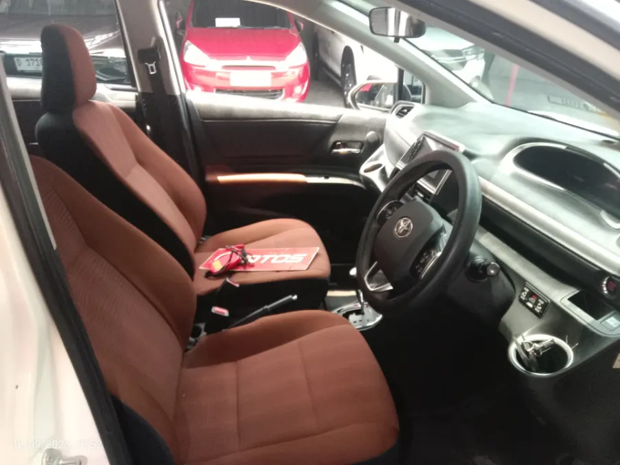 Foto Mobil Bekas Kabin Depan Toyota Sienta 1.5 Q tahun 2017