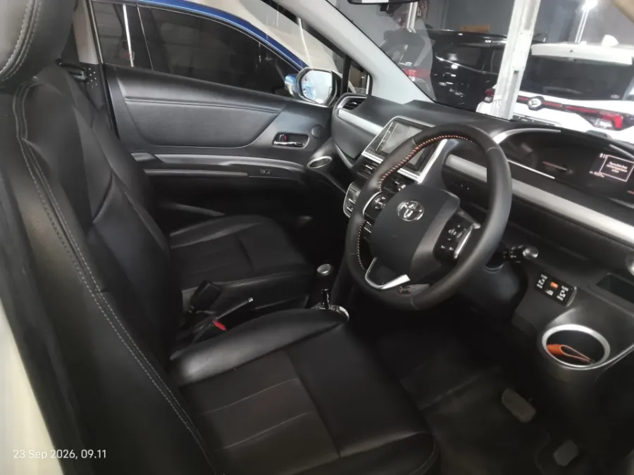Foto Mobil Bekas Kabin Depan Toyota Sienta 1.5 Q tahun 2017
