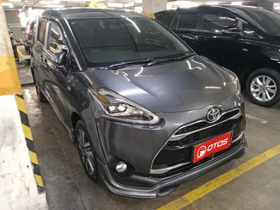 Foto Mobil Bekas Kanan Depan Toyota Sienta 1.5 Q tahun 2017