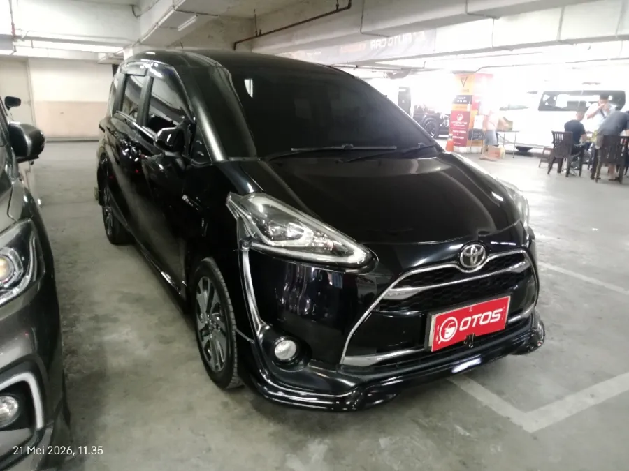 Foto Mobil Bekas Kanan Depan Toyota Sienta 1.5 Q tahun 2017