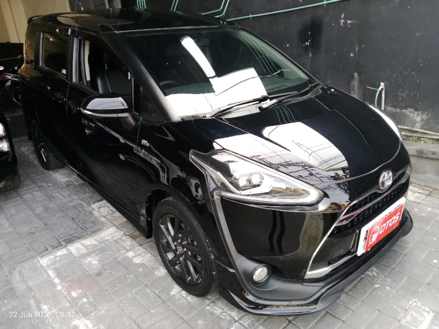 Foto Mobil Bekas Kanan Depan Toyota Sienta 1.5 Q tahun 2017