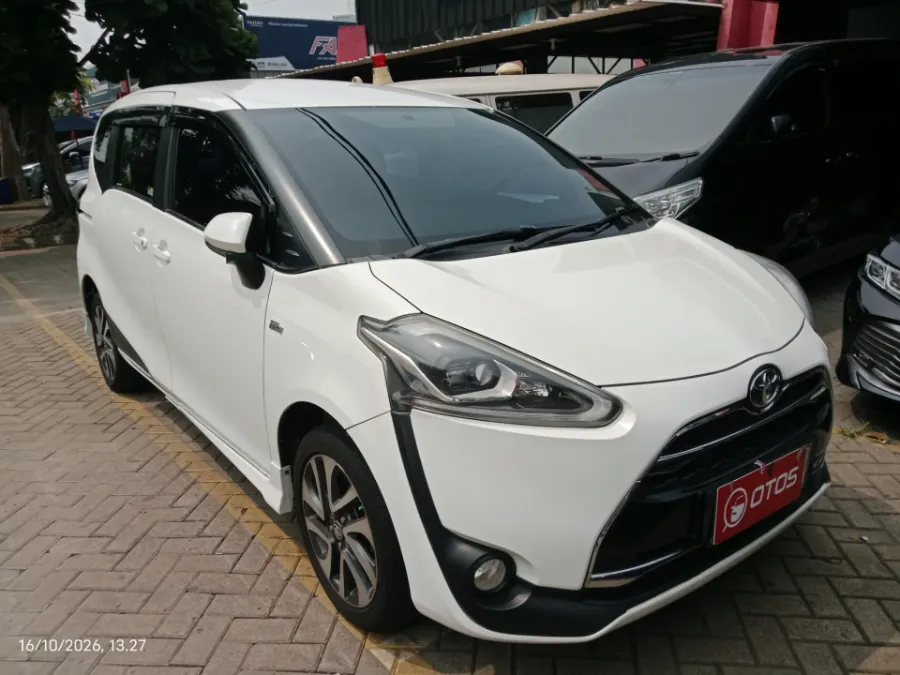 Foto Mobil Bekas Kanan Depan Toyota Sienta 1.5 Q tahun 2017
