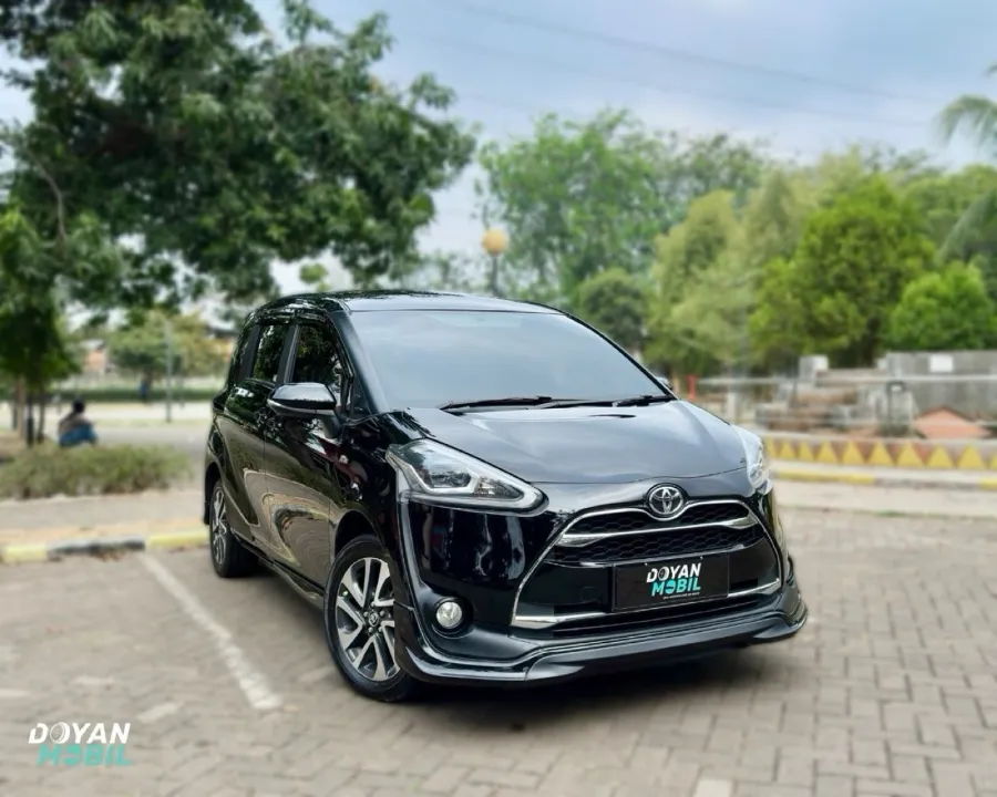 Foto Mobil Bekas Kanan Depan Toyota Sienta 1.5 Q tahun 2017