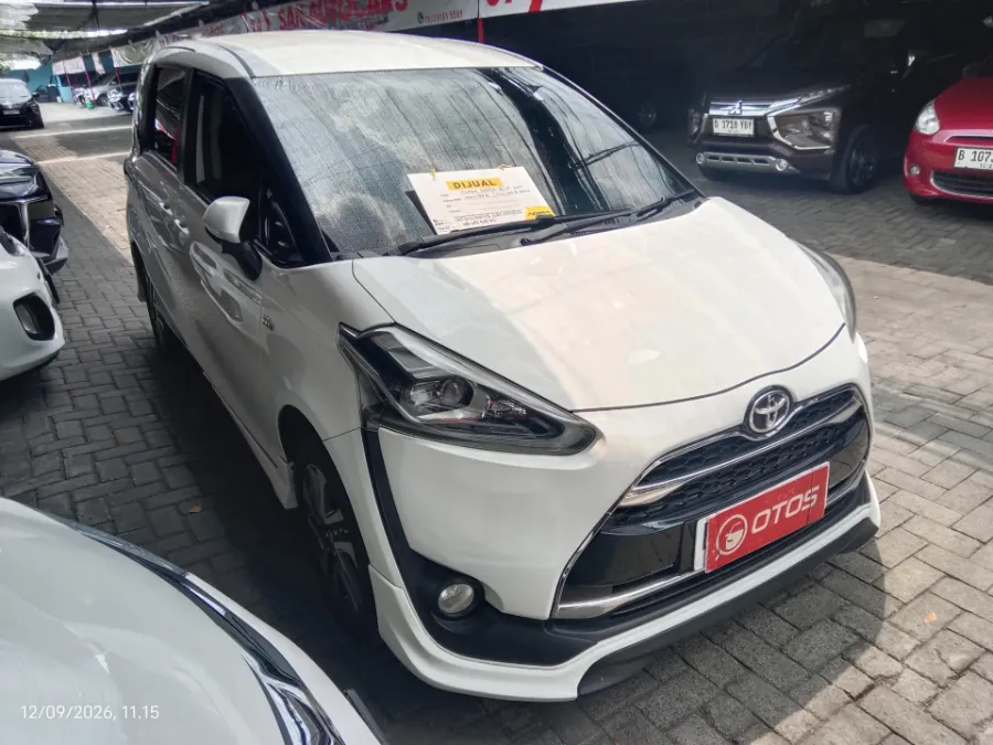 Foto Mobil Bekas Kanan Depan Toyota Sienta 1.5 Q tahun 2017