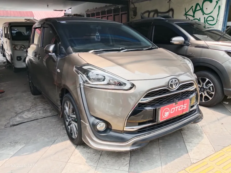 Foto Mobil Bekas Kanan Depan Toyota Sienta 1.5 Q tahun 2017