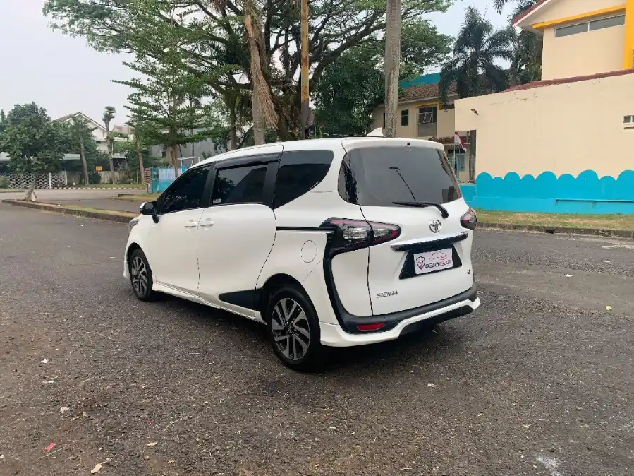 Foto Mobil Bekas Kiri Belakang Toyota Sienta 1.5 Q tahun 2017