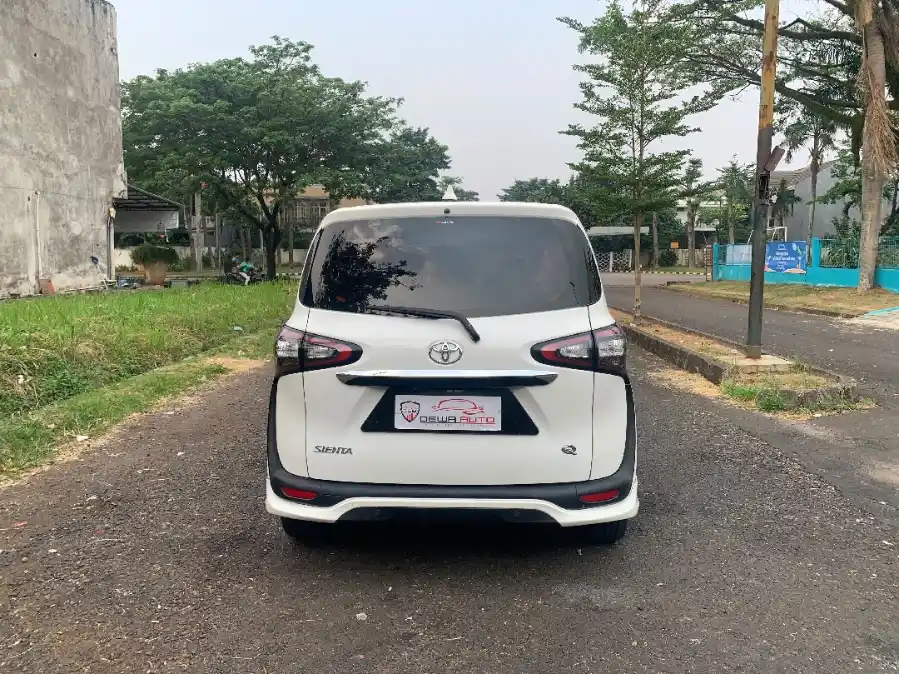 Foto Mobil Bekas Tampak Belakang Toyota Sienta 1.5 Q tahun 2017