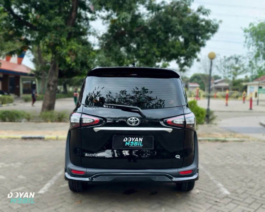 Foto Mobil Bekas Tampak Belakang Toyota Sienta 1.5 Q tahun 2017