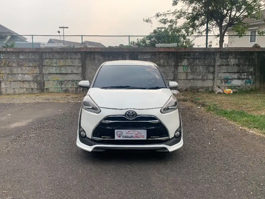 Foto Mobil Bekas Tampak Depan Toyota Sienta 1.5 Q tahun 2017