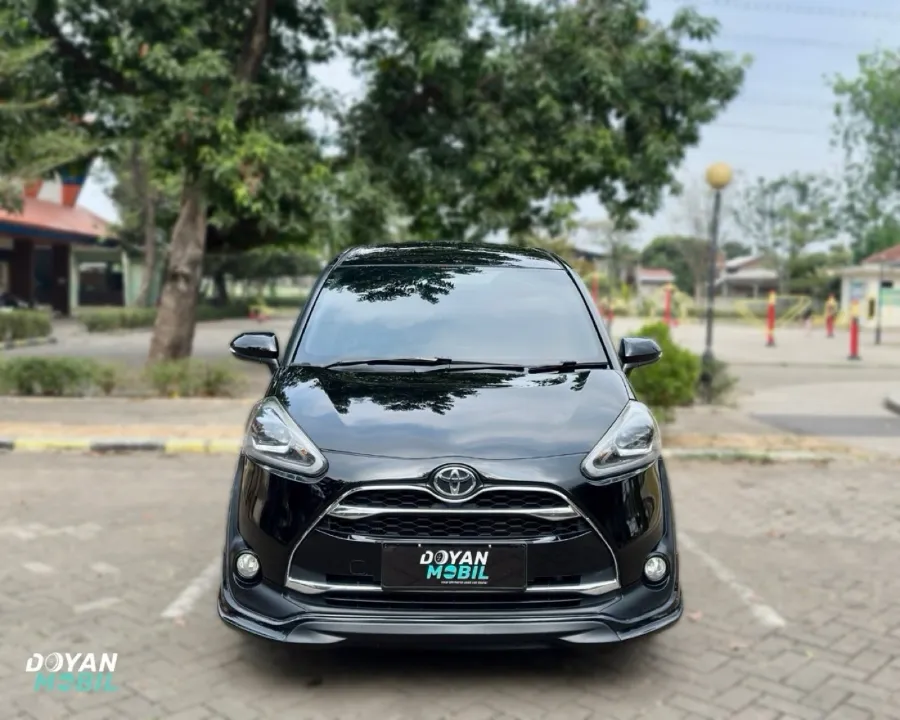 Foto Mobil Bekas Tampak Depan Toyota Sienta 1.5 Q tahun 2017