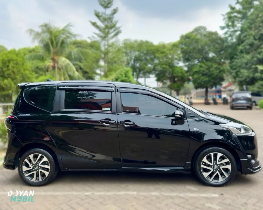 Foto Mobil Bekas Tampak Samping Toyota Sienta 1.5 Q tahun 2017