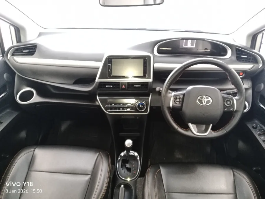 Foto Mobil Bekas Dashboard Toyota Sienta 1.5 Q tahun 2018