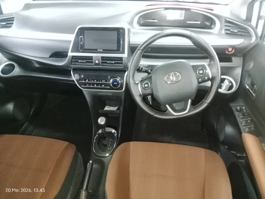 Foto Mobil Bekas Dashboard Toyota Sienta 1.5 Q tahun 2018