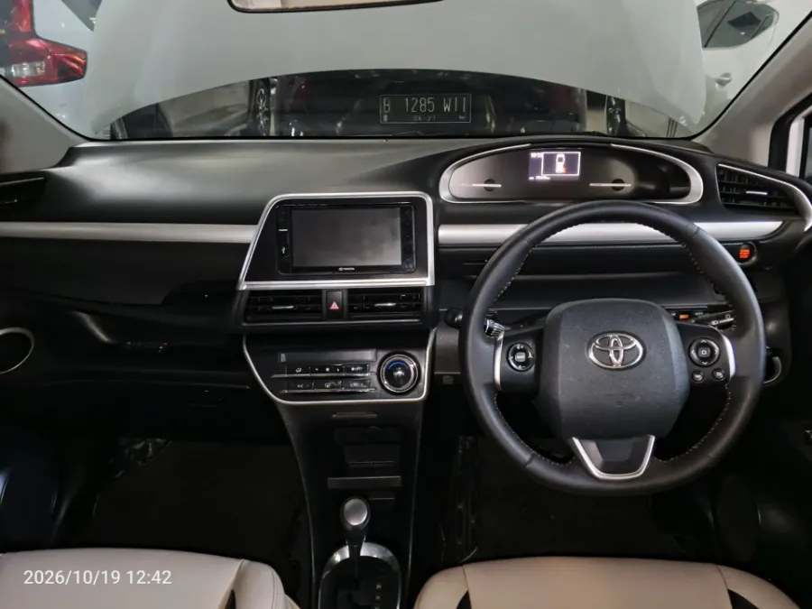 Foto Mobil Bekas Dashboard Toyota Sienta 1.5 Q tahun 2018