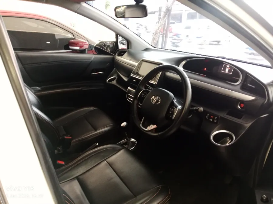 Foto Mobil Bekas Kabin Depan Toyota Sienta 1.5 Q tahun 2018