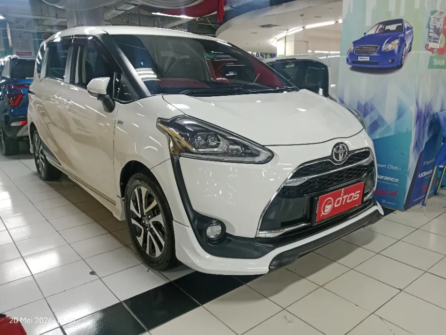 Foto Mobil Bekas Kanan Depan Toyota Sienta 1.5 Q tahun 2018