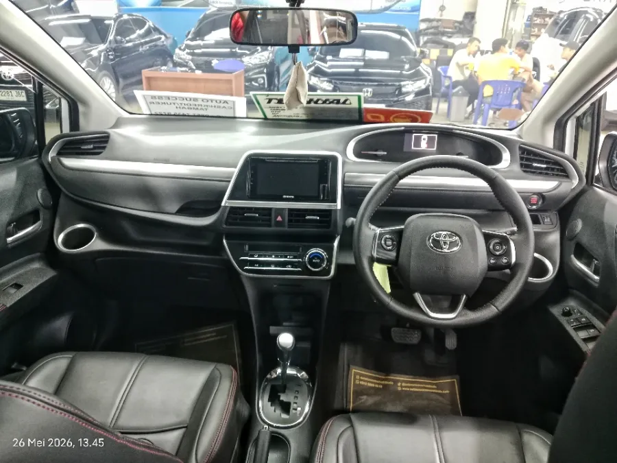 Foto Mobil Bekas Dashboard Toyota Sienta 1.5 Q tahun 2021