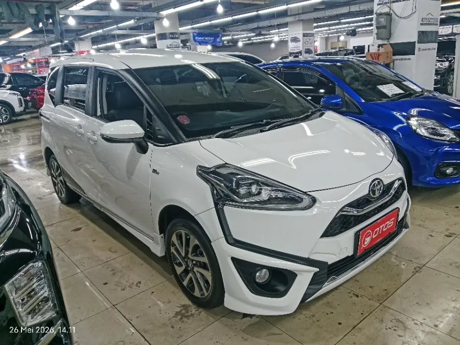 Foto Mobil Bekas Kanan Depan Toyota Sienta 1.5 Q tahun 2021