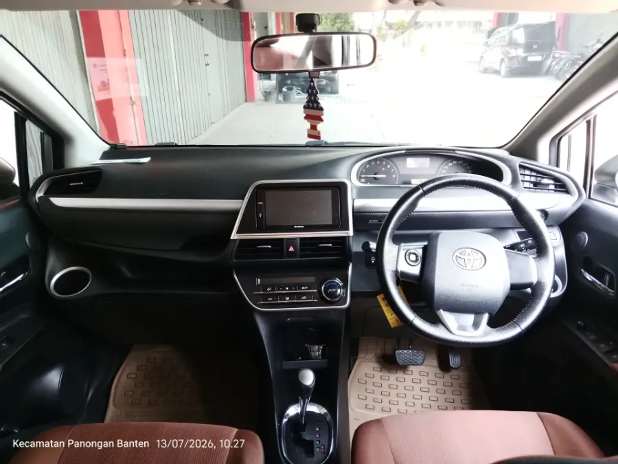Foto Mobil Bekas Dashboard Toyota Sienta 1.5 V tahun 2016