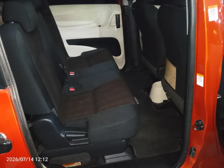 Foto Mobil Bekas Kabin Belakang Toyota Sienta 1.5 V tahun 2016