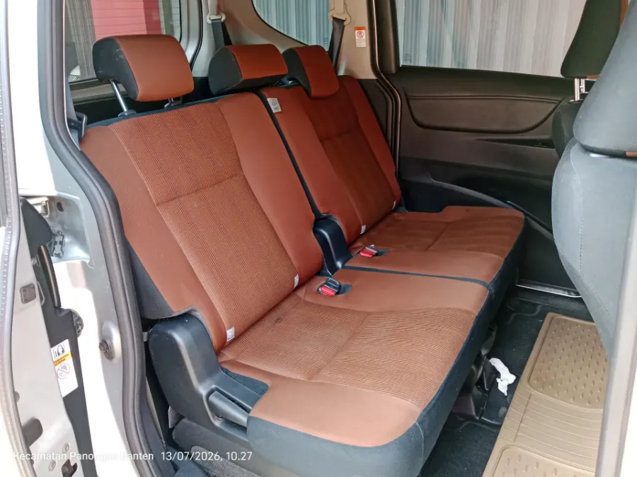 Foto Mobil Bekas Kabin Belakang Toyota Sienta 1.5 V tahun 2016