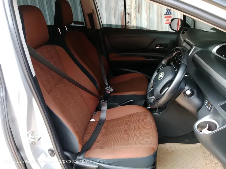 Foto Mobil Bekas Kabin Depan Toyota Sienta 1.5 V tahun 2016