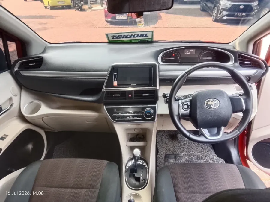 Foto Mobil Bekas Dashboard Toyota Sienta 1.5 V tahun 2017