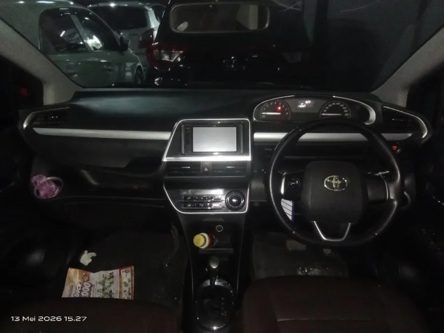Foto Mobil Bekas Dashboard Toyota Sienta 1.5 V tahun 2017