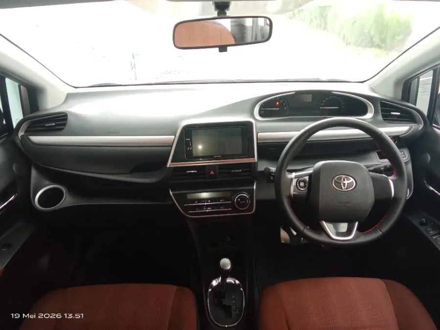 Foto Mobil Bekas Dashboard Toyota Sienta 1.5 V tahun 2017