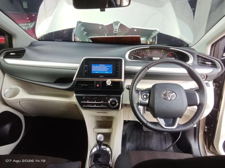 Foto Mobil Bekas Dashboard Toyota Sienta 1.5 V tahun 2017