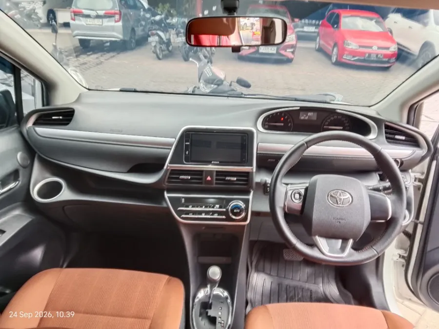 Foto Mobil Bekas Dashboard Toyota Sienta 1.5 V tahun 2017